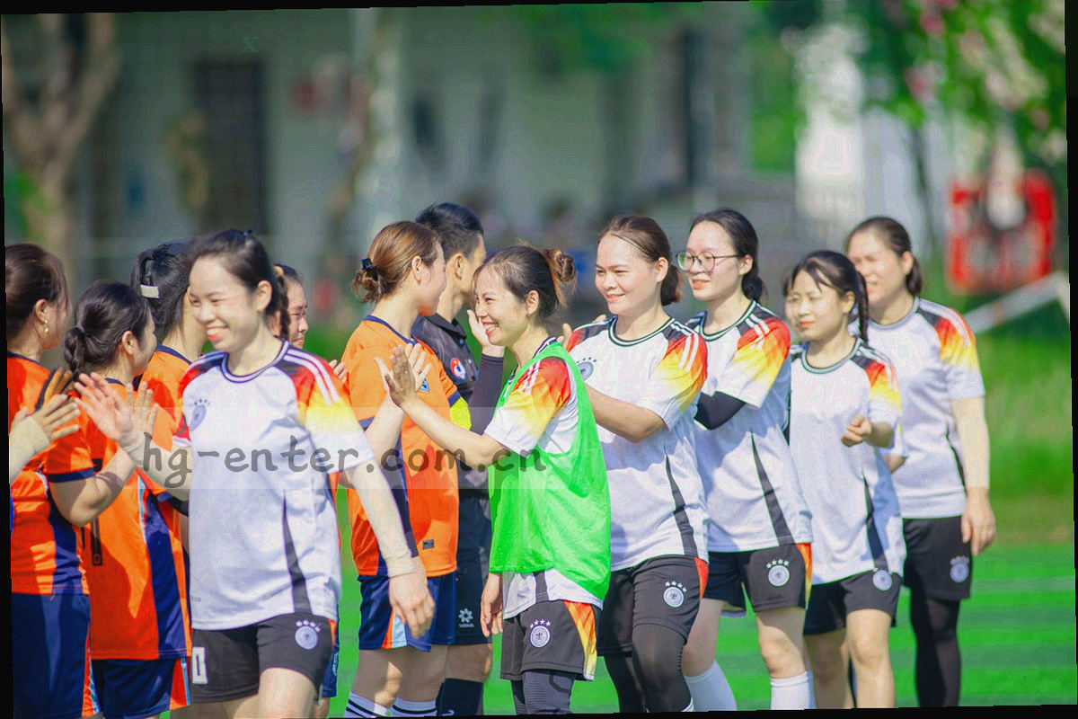 纸张纤维纹理与路线刻线交叠的抽象底纹，点缀暖金章印式几何图形